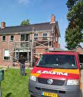 Bus van Installatiebedrijf A. Zijlstra voor een woning in de steigers